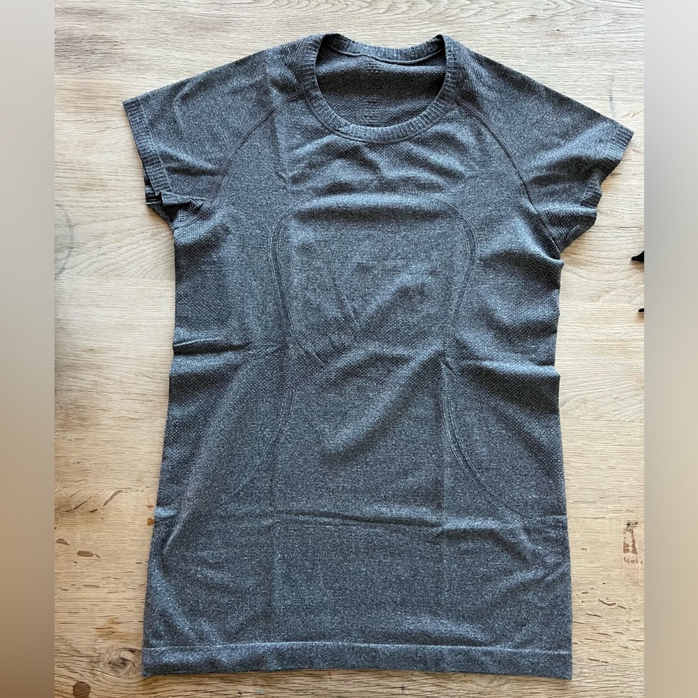Lululemon run swiftly tech shirt size 8 charcoal gray